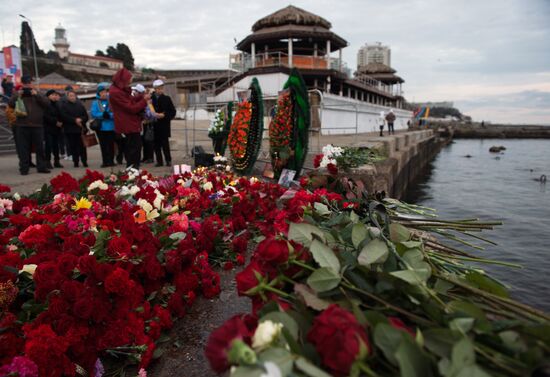 Sochi residents bring flowers, candles to South Pier Square