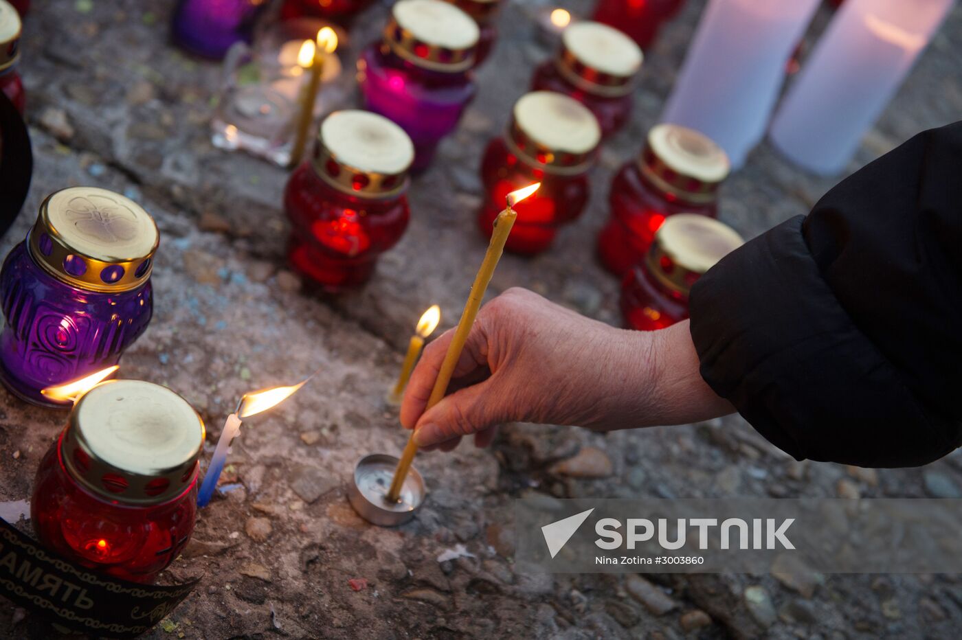 Sochi residents bring flowers, candles to South Pier Square