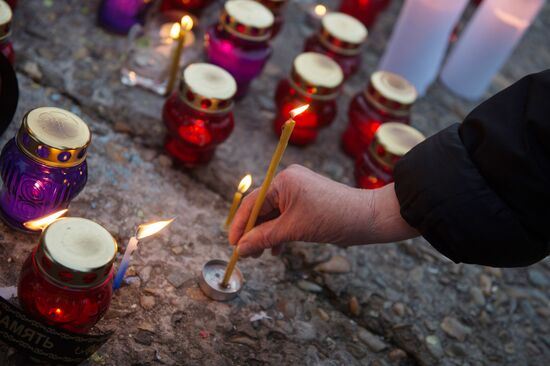 Sochi residents bring flowers, candles to South Pier Square