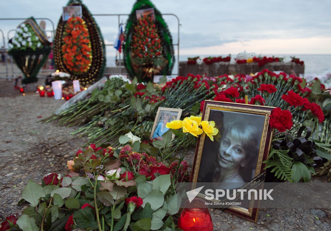 Sochi residents bring flowers, candles to South Pier Square