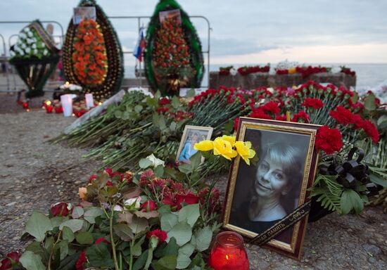 Sochi residents bring flowers, candles to South Pier Square