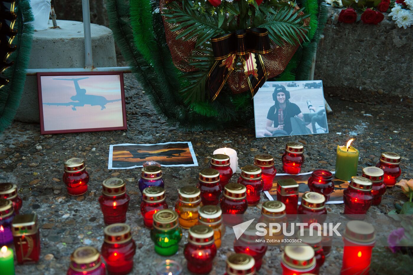 Sochi residents bring flowers, candles to South Pier Square