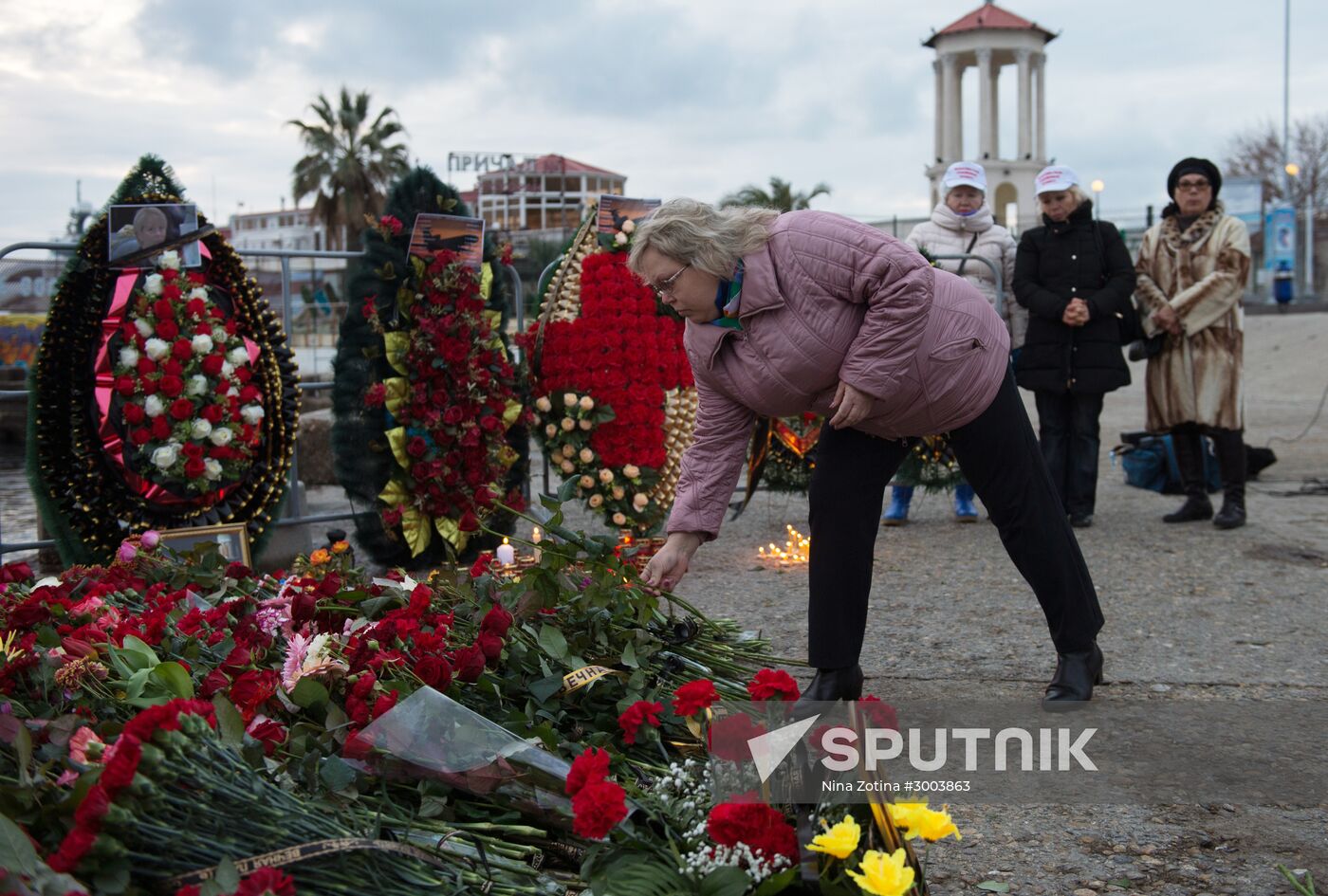 Sochi residents bring flowers, candles to South Pier Square