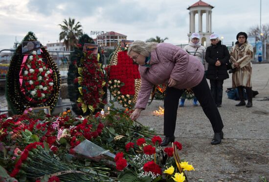 Sochi residents bring flowers, candles to South Pier Square