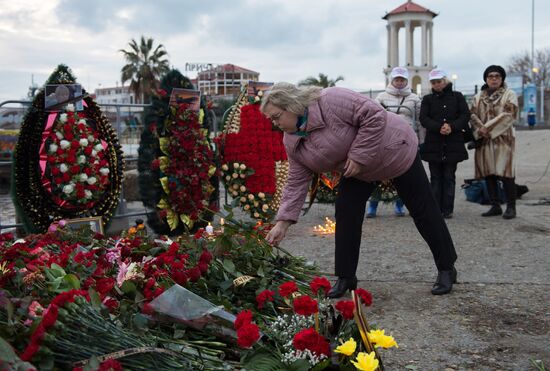 Sochi residents bring flowers, candles to South Pier Square