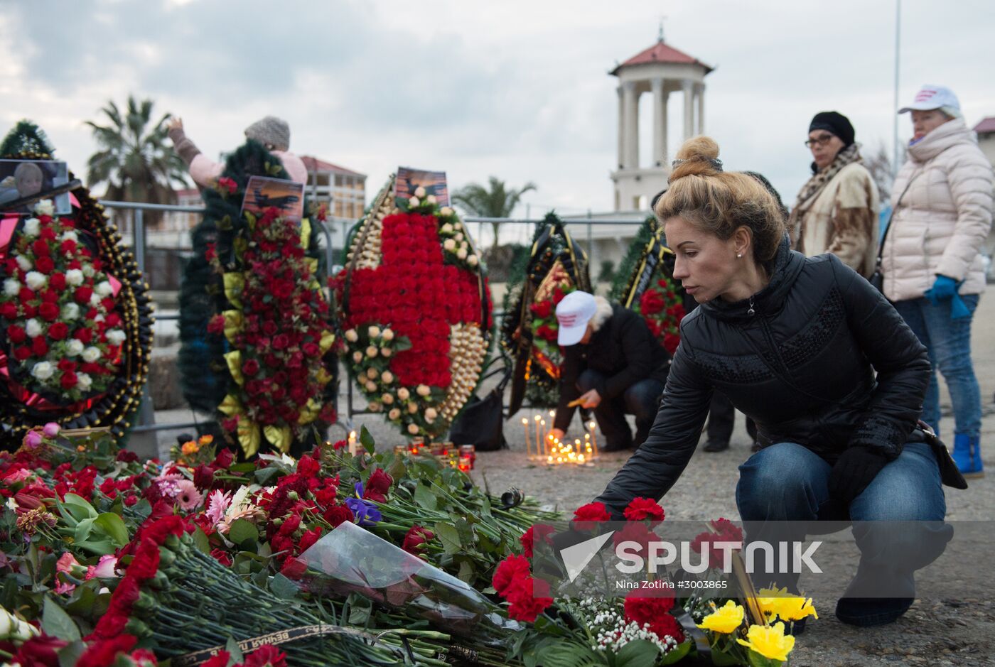 Sochi residents bring flowers, candles to South Pier Square