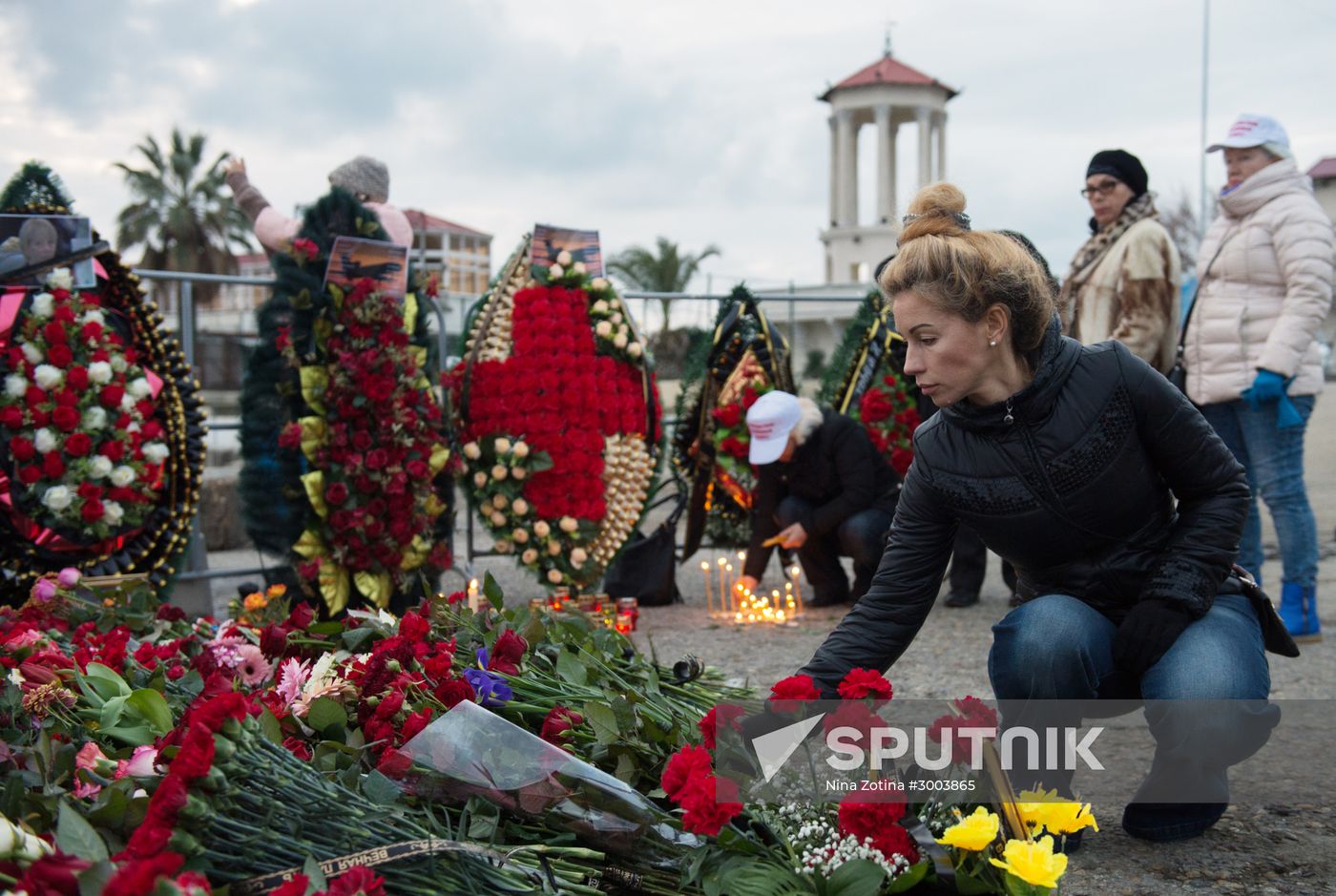 Sochi residents bring flowers, candles to South Pier Square