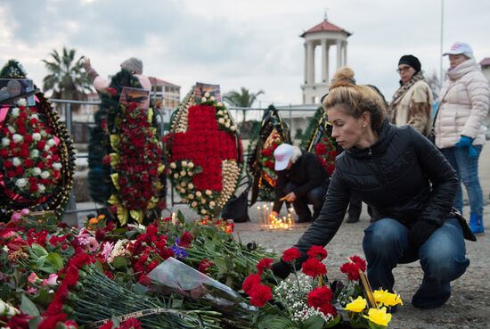 Sochi residents bring flowers, candles to South Pier Square