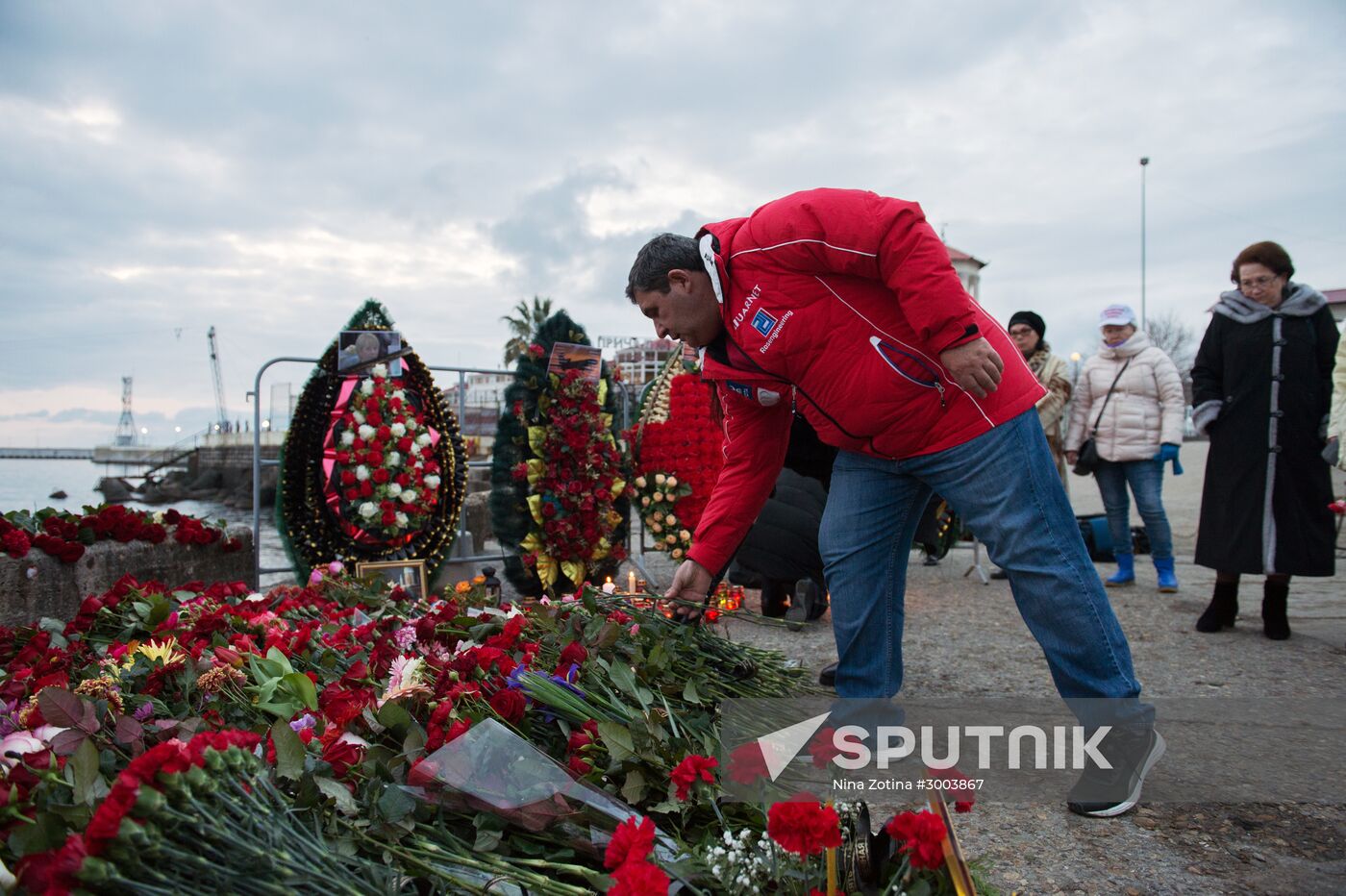 Sochi residents bring flowers, candles to South Pier Square