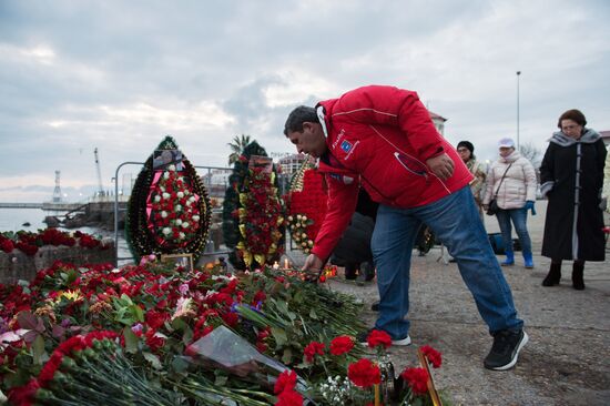 Sochi residents bring flowers, candles to South Pier Square
