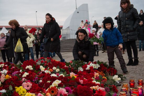 Sochi residents bring flowers, candles to South Pier Square