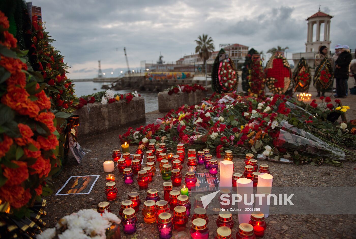 Sochi residents bring flowers, candles to South Pier Square