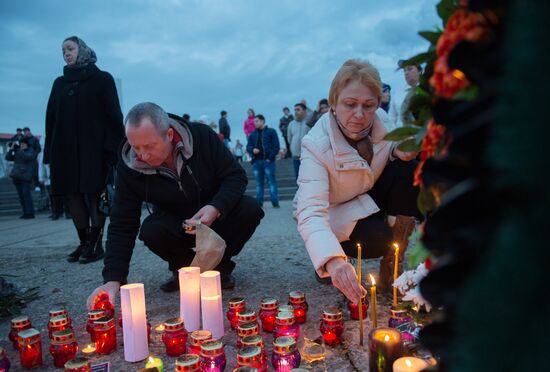 Sochi residents bring flowers, candles to South Pier Square