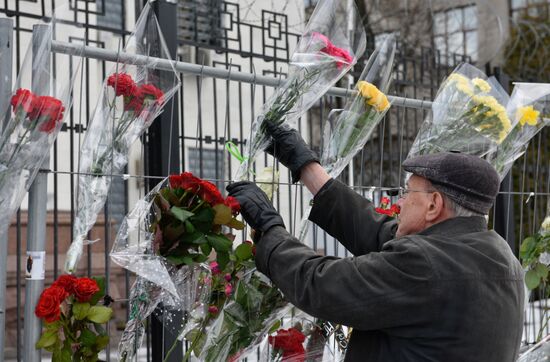 Flowers at Russian embassy in Kiev to commemorate TU-154 air crash victims in Sochi