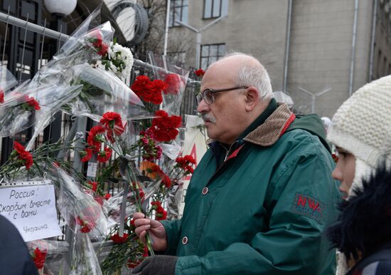 Flowers at Russian embassy in Kiev to commemorate TU-154 air crash victims in Sochi