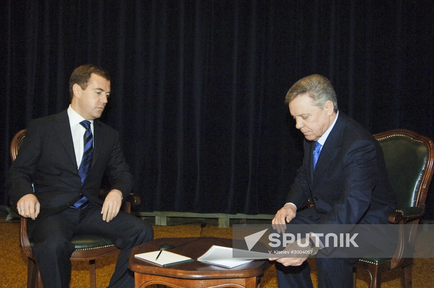 Dmitry Medvedev's working meeting with Boris Gromov in Dubna