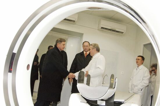 Boris Gromov tours infectious diseases hospital in Ramenskoye
