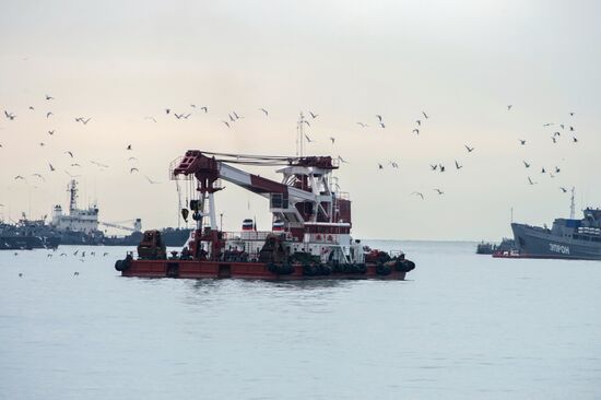 Search works in waters of Black Sea at crash site of Tu-124