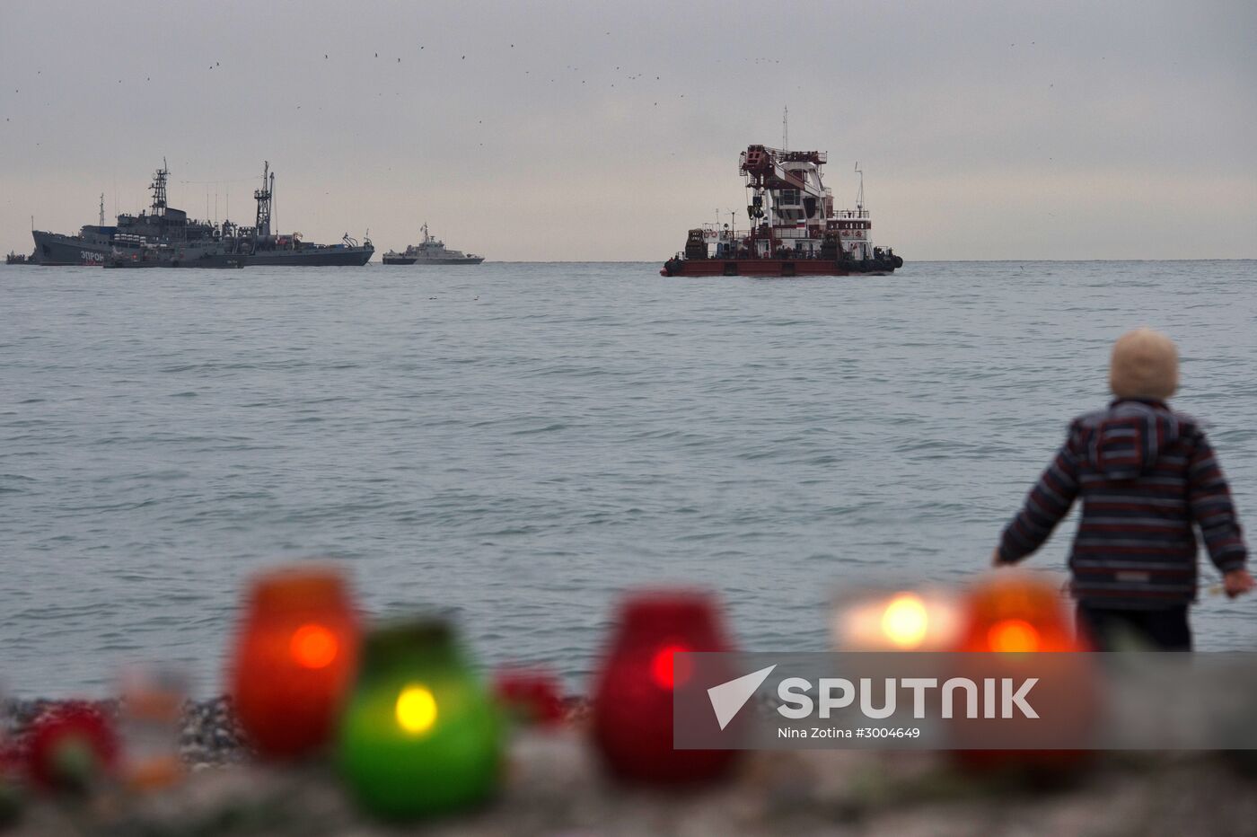 Search works in waters of Black Sea at crash site of Tu-124