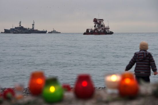 Search works in waters of Black Sea at crash site of Tu-124