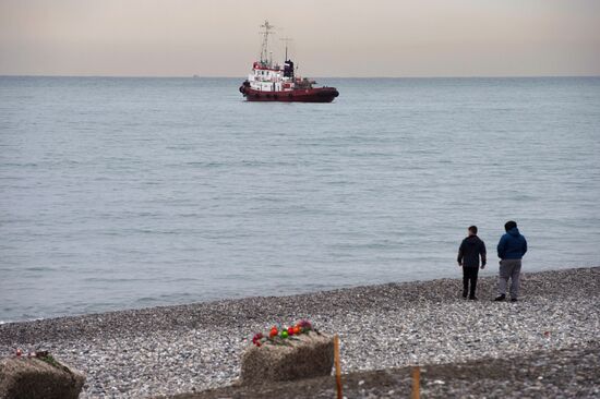 Search works in waters of Black Sea at crash site of Tu-124