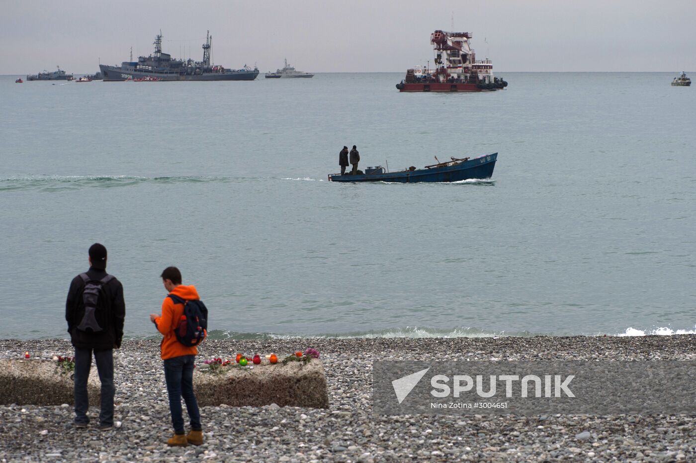 Search works in waters of Black Sea at crash site of Tu-124