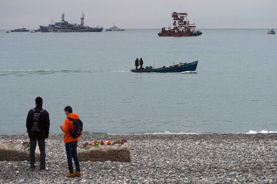 Search works in waters of Black Sea at crash site of Tu-124