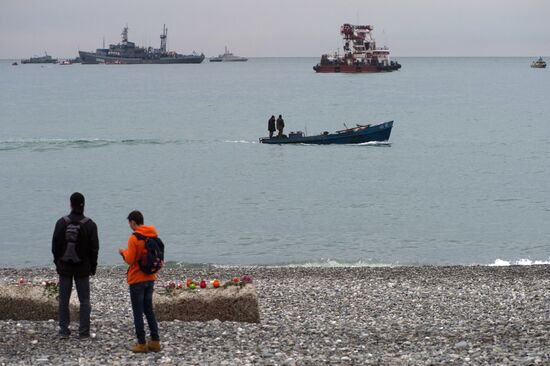 Search works in waters of Black Sea at crash site of Tu-124