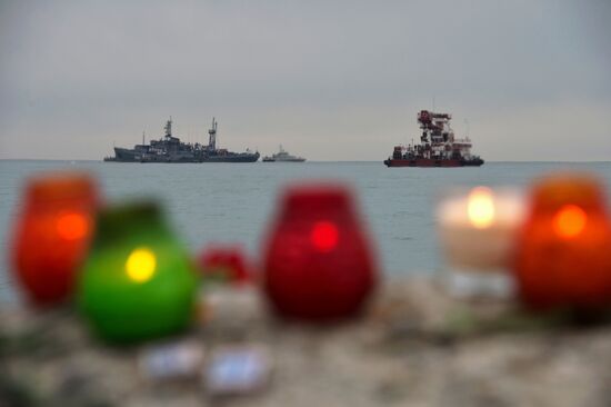 Search works in waters of Black Sea at crash site of Tu-124