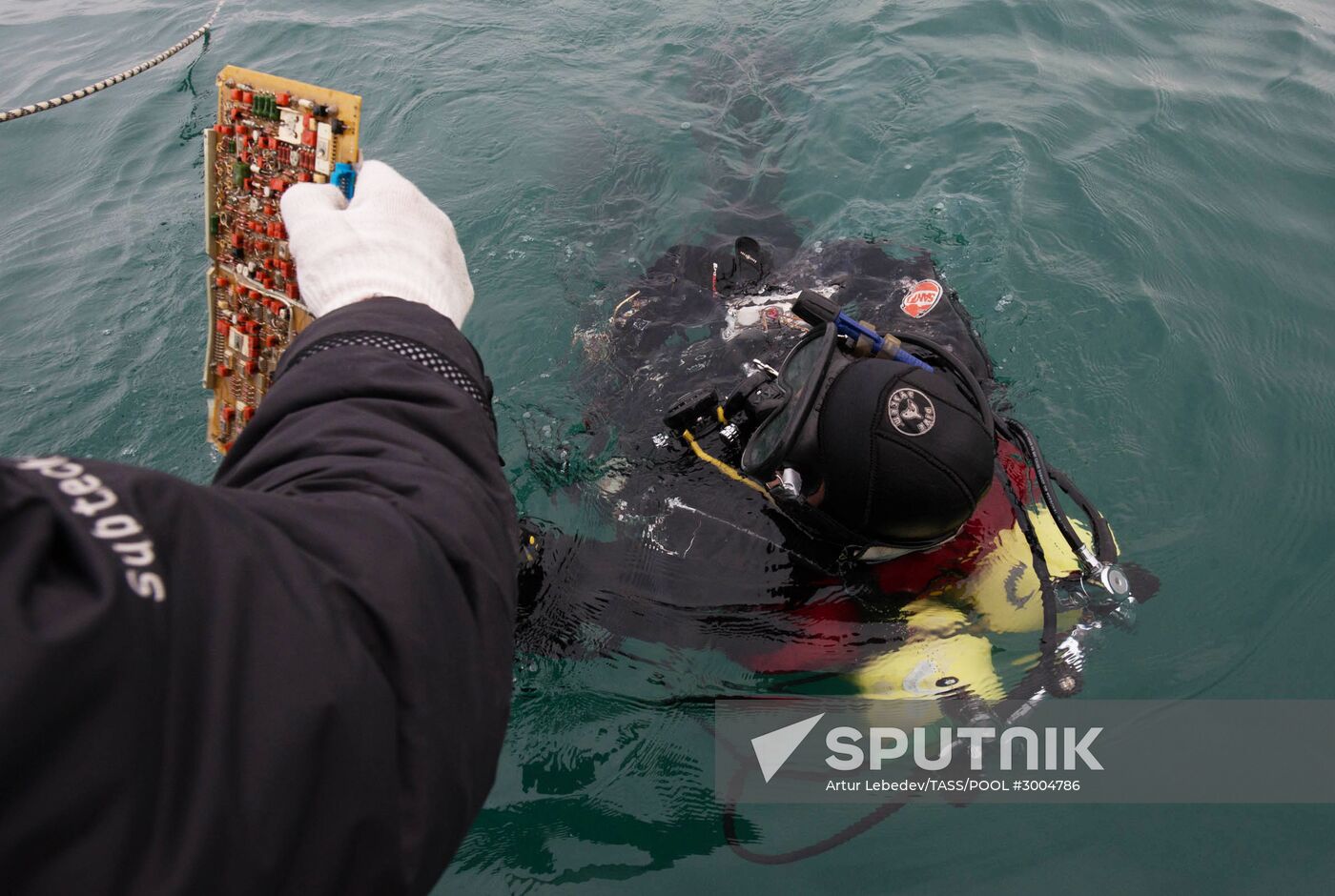 Search operation at Tu-154 crash site