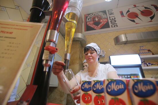 Retro cafe opens at Arbatskaya station