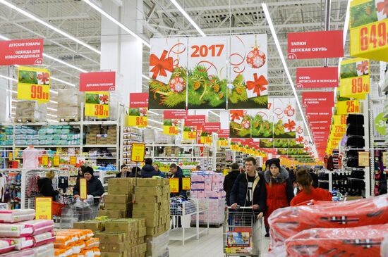 Preparing for New Year's Eve celebrations in Russian cities