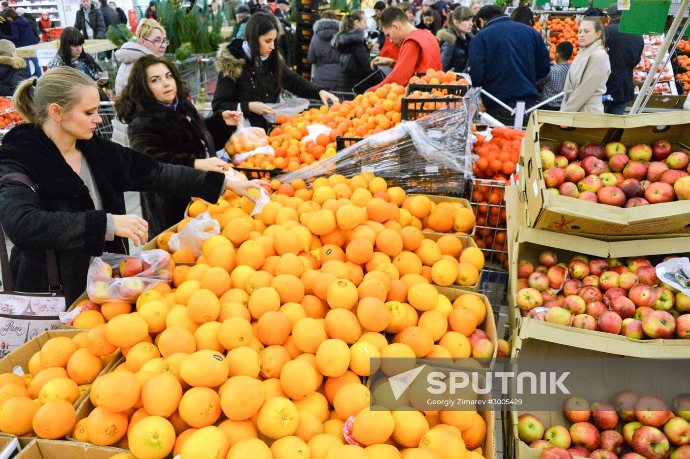 Preparing for New Year's Eve celebrations in Russian cities