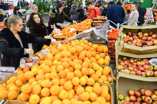 Preparing for New Year's Eve celebrations in Russian cities