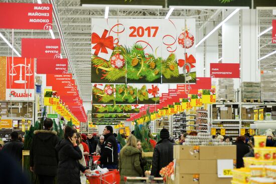 Preparing for New Year's Eve celebrations in Russian cities
