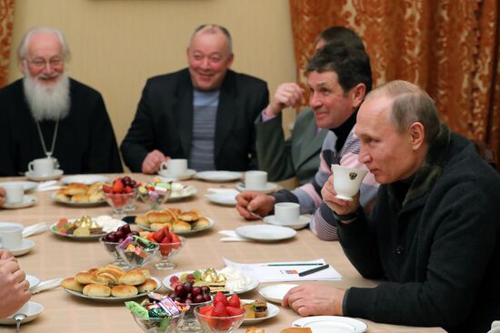 President Putin attends Christmas service