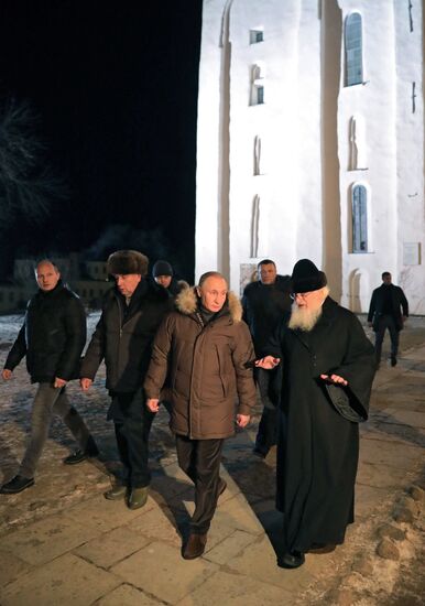 Presdient Putin attends Christmas service