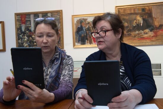 Tablet training for the elderly