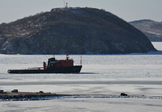 Tough ice situation in Vladivostok waters