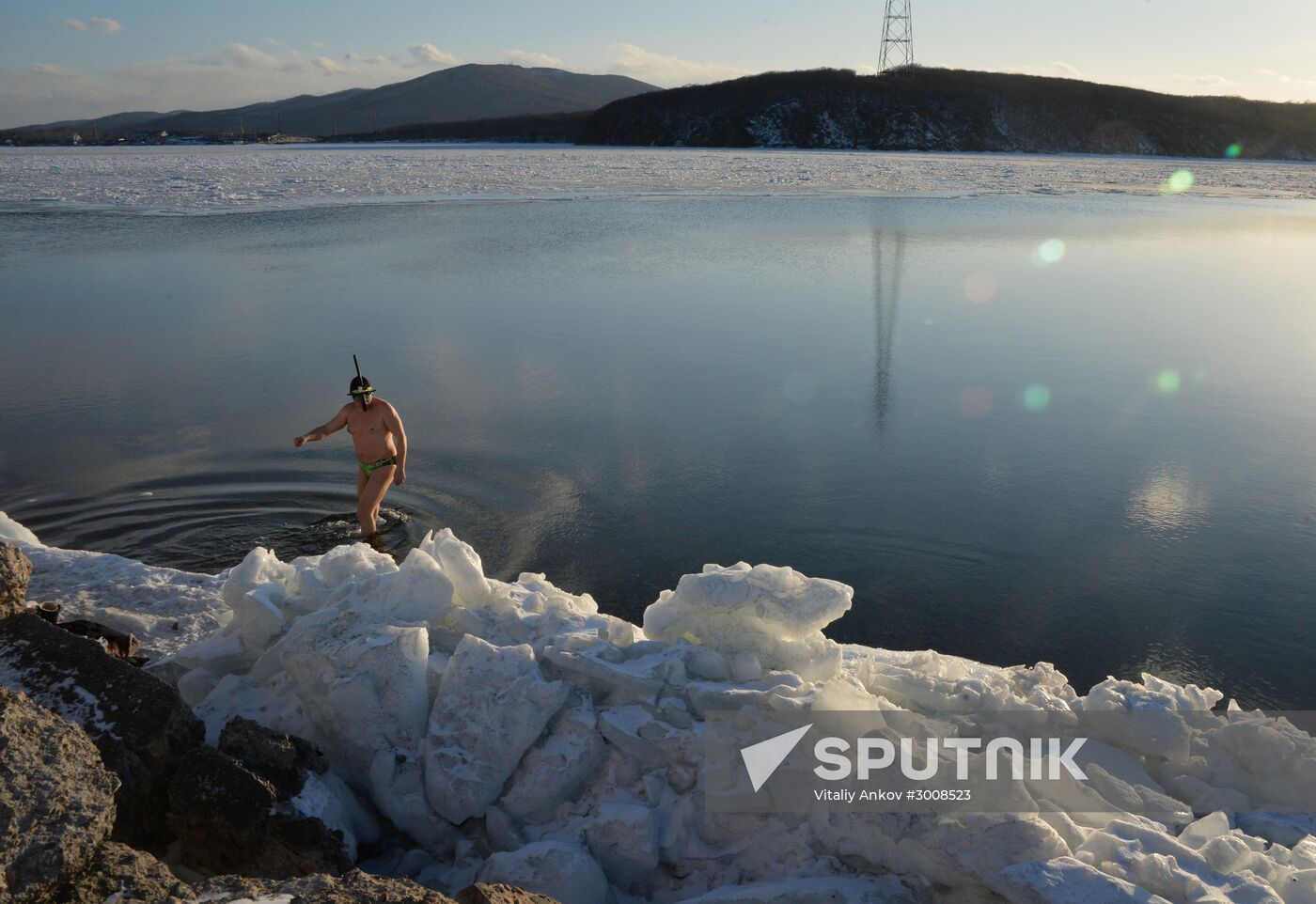 Tough ice situation in Vladivostok waters