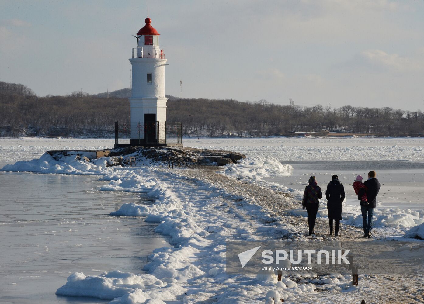 Tough ice situation in Vladivostok waters