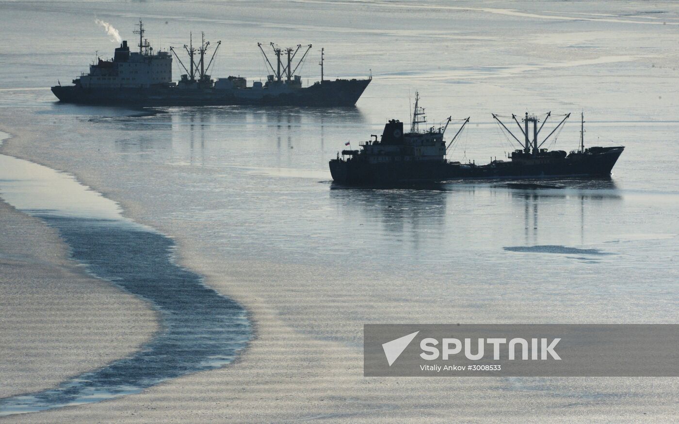 Tough ice situation in Vladivostok waters