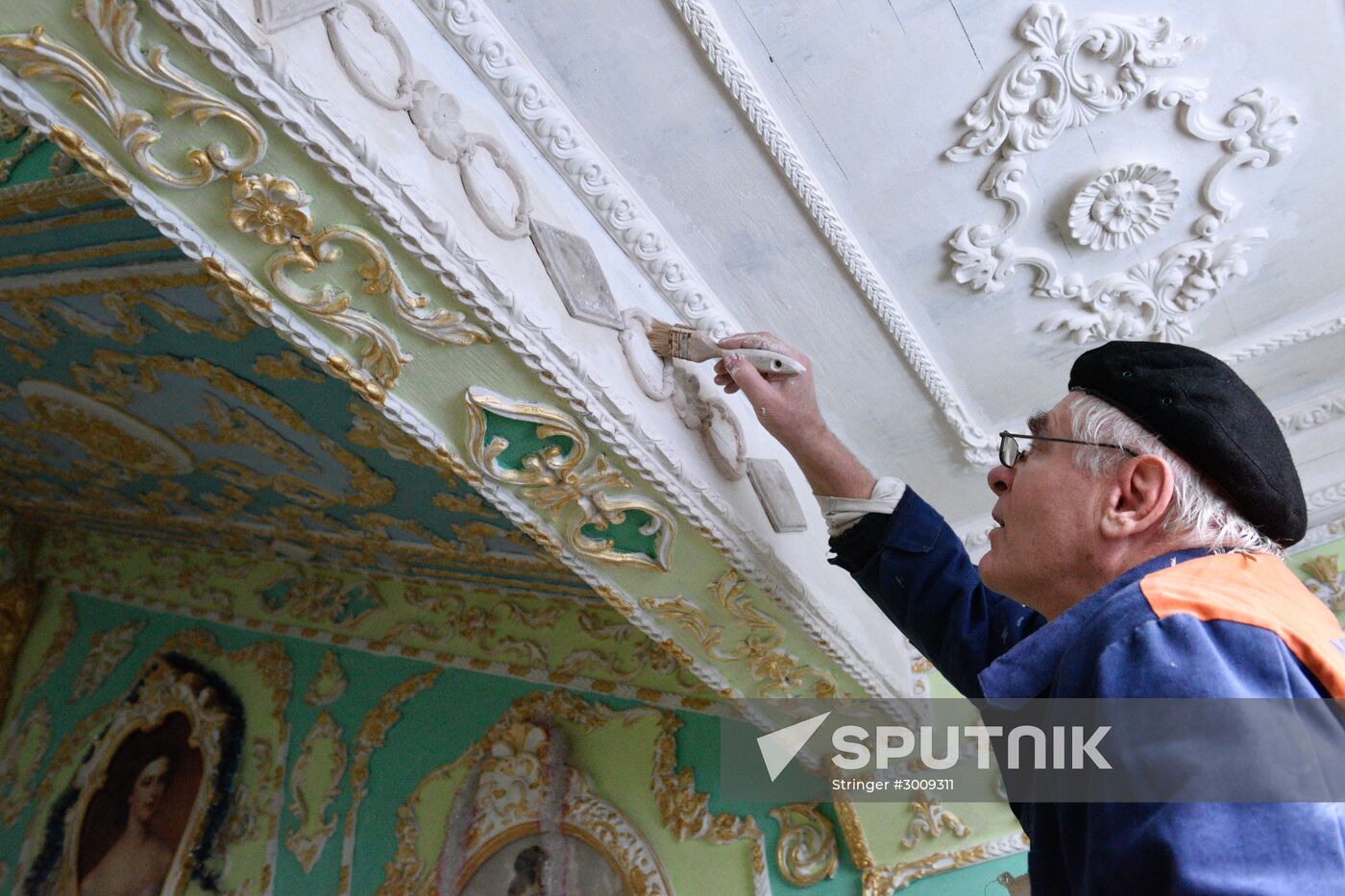 Retired resident paints entrance hall Baroque style in Kiev