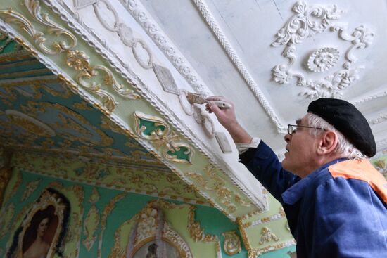 Retired resident paints entrance hall Baroque style in Kiev