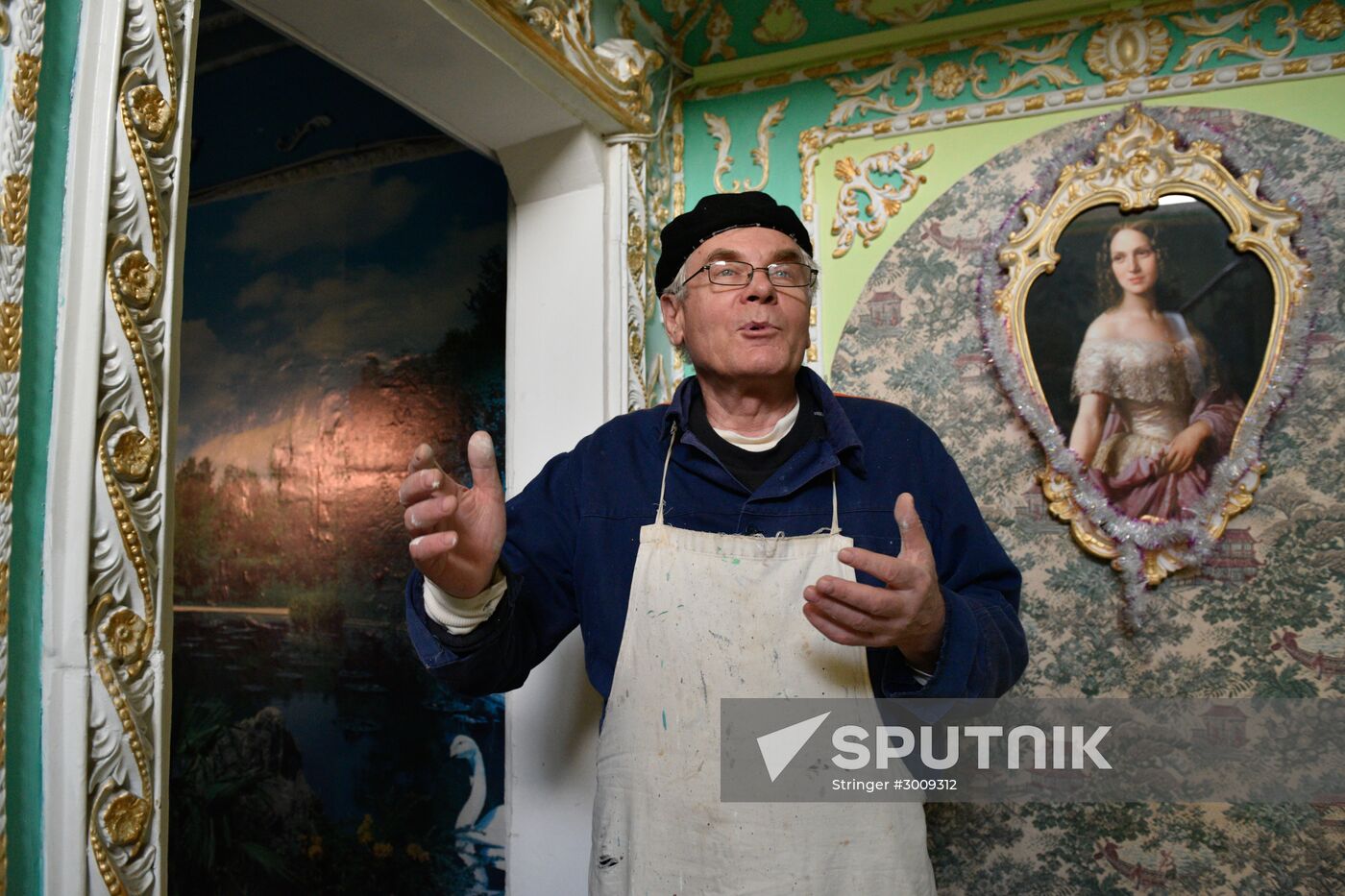 Pensioner paints entrance hall Baroque style in Kiev