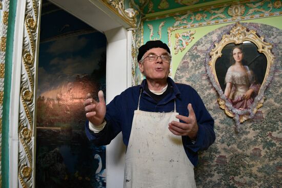 Pensioner paints entrance hall Baroque style in Kiev