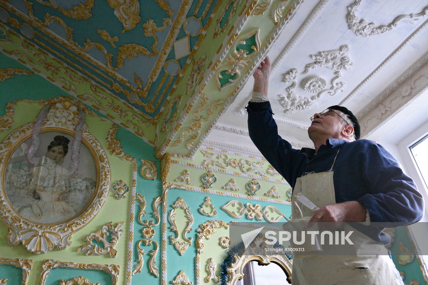 Pensioner paints entrance hall Baroque style in Kiev
