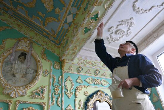 Pensioner paints entrance hall Baroque style in Kiev