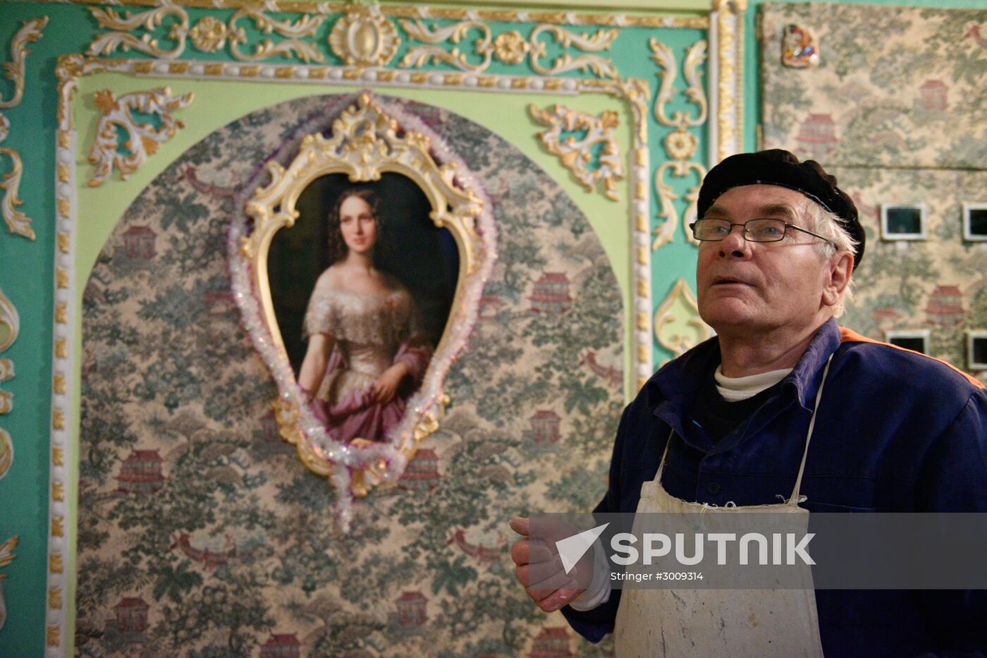 Pensioner paints entrance hall Baroque style in Kiev