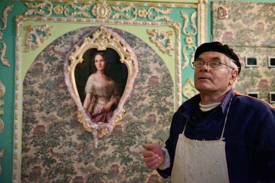 Pensioner paints entrance hall Baroque style in Kiev